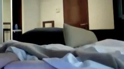 एक महिला शॉर्ट्स में अपने पति के सामने फुल एचडी सेक्सी मूवी आती है, उसके साथ सेक्स करती है