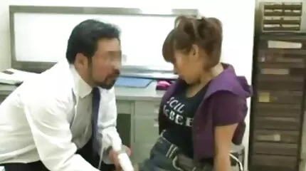 गेंग बैंग सेक्स के साथ एशियाई सेक्सी मूवी फिल्म फुल एचडी में लड़की के साथ चुंबन बेब और चेहरे