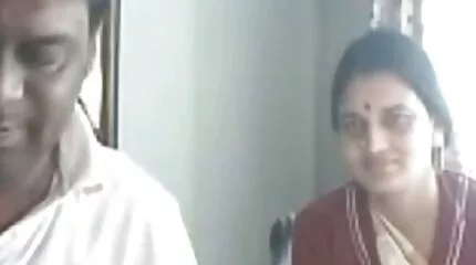 परिपक्व औरत चुंबन सनी लियोन की सेक्सी मूवी फुल एचडी के बाद एक कामुक मालिश के दौरान वह करने के लिए आया था