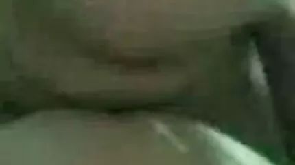 दो मांसल पुरुषों के हाथ एक मुखौटा के साथ लड़कियों की सेक्सी मूवी फिल्म फुल एचडी में बिल्ली में मिल जाते हैं